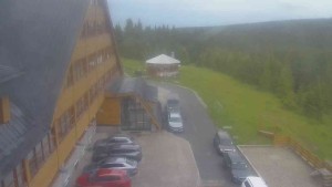 Sporthotel Kurzovní - Parkplatz und Haupteingang - 16.6.2026 v 18:55 Sporthotel Kurzovní - Parkplatz und Haupteingang - 16.6.2026 v 18:55