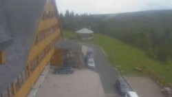 Parkplatz und Haupteingang