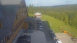 Parkoviště a hlavní vchod