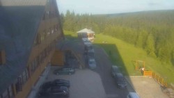 Parkoviště a hlavní vchod