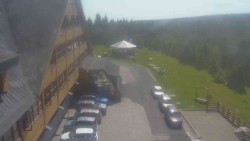 Parkoviště a hlavní vchod