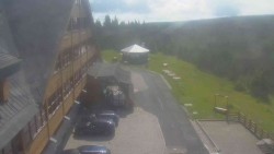 Parkoviště a hlavní vchod