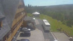 Parkoviště a hlavní vchod