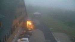 Parkoviště a hlavní vchod