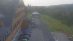 Parkoviště a hlavní vchod