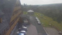 Parkoviště a hlavní vchod