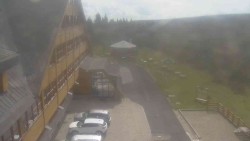 Parkoviště a hlavní vchod