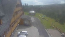 Parkoviště a hlavní vchod