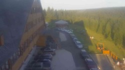 Parkoviště a hlavní vchod