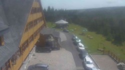 Parkoviště a hlavní vchod