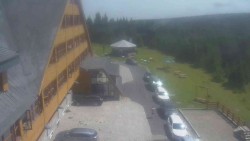 Parkoviště a hlavní vchod