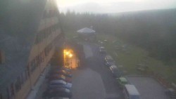 Parkoviště a hlavní vchod