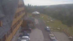 Parkoviště a hlavní vchod