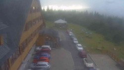 Parkoviště a hlavní vchod