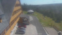 Parkoviště a hlavní vchod