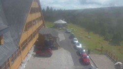 Parkoviště a hlavní vchod