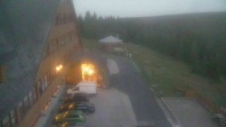Parkoviště a hlavní vchod