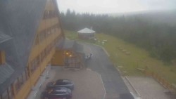 Parkoviště a hlavní vchod