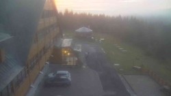 Parkplatz und Haupteingang