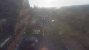 Sporthotel Kurzovní - Parkplatz und Haupteingang - 16.9.2026 v 07:55 Sporthotel Kurzovní - Parkplatz und Haupteingang - 16.9.2026 v 07:55
