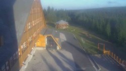 Parkoviště a hlavní vchod