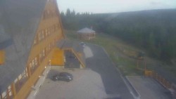 Parkoviště a hlavní vchod