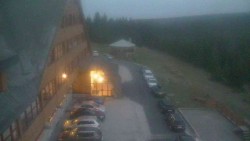 Parkoviště a hlavní vchod