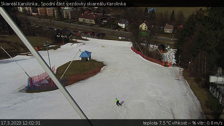 Skiareál Karolinka  - Spodní část sjezdovky skiareálu Karolinka - 17.3.2023 v 12:02