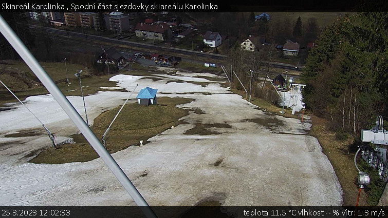 Skiareál Karolinka  - Spodní část sjezdovky skiareálu Karolinka - 25.3.2023 v 12:02