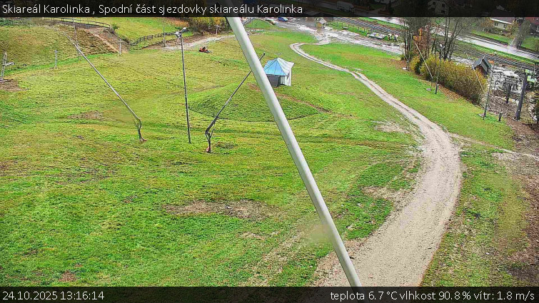 Skiareál Karolinka - Spodní část sjezdovky skiareálu Karolinka - 24.10.2025 v 13:16 Skiareál Karolinka - Spodní část sjezdovky skiareálu Karolinka - 24.10.2025 v 13:16