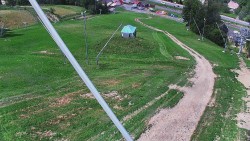 Unterer Teil der Skipiste des Skigebiets Karolinka