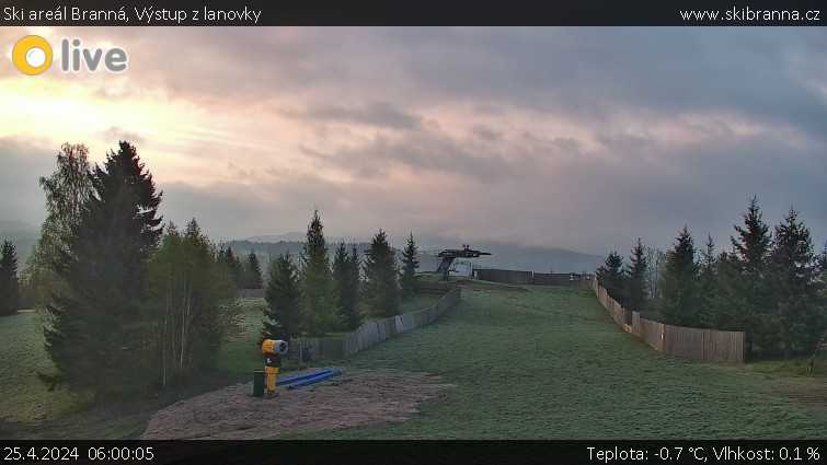 Ski areál Branná - Výstup z lanovky - 25.4.2024 v 06:00