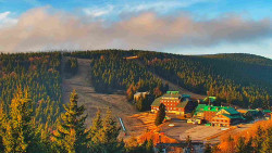 Panorama Jižní svahy, Hotel, Nástup