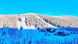 Panorama Jižní svahy, Hotel, Nástup