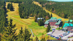 Panorama Jižní svahy, Hotel, Nástup
