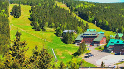 Panorama Jižní svahy, Hotel, Nástup