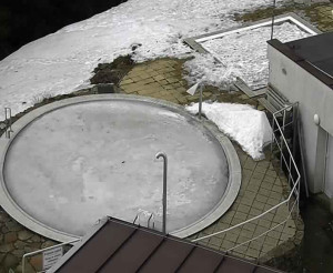 Ski areál SEVERKA v Dolní Lomné - Pohled na bazén - 10.3.2023 v 12:01