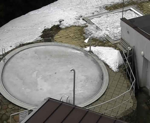 Ski areál SEVERKA v Dolní Lomné - Pohled na bazén - 10.3.2023 v 13:01
