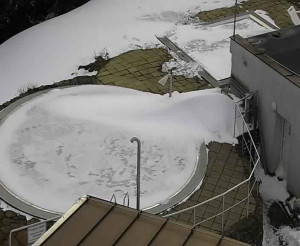 Ski areál SEVERKA v Dolní Lomné - Pohled na bazén - 12.3.2023 v 17:01