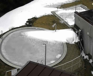 Ski areál SEVERKA v Dolní Lomné - Pohled na bazén - 13.3.2023 v 15:01