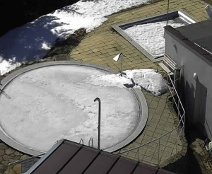 Ski areál SEVERKA v Dolní Lomné - Pohled na bazén - 18.3.2023 v 13:01