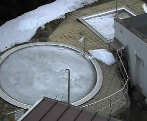 Ski areál SEVERKA v Dolní Lomné - Pohled na bazén - 19.3.2023 v 18:01