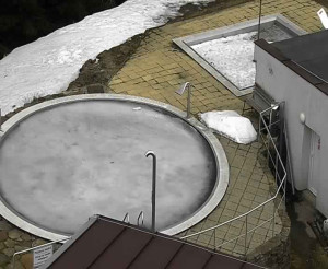Ski areál SEVERKA v Dolní Lomné - Pohled na bazén - 20.3.2023 v 13:01