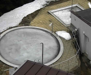 Ski areál SEVERKA v Dolní Lomné - Pohled na bazén - 20.3.2023 v 17:01
