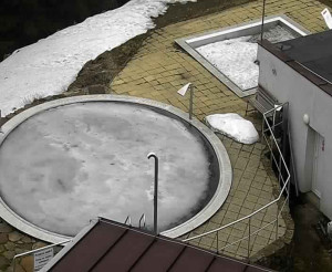 Ski areál SEVERKA v Dolní Lomné - Pohled na bazén - 21.3.2023 v 13:01