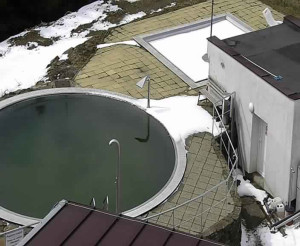 Ski areál SEVERKA v Dolní Lomné - Pohled na bazén - 30.3.2023 v 12:01