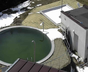 Ski areál SEVERKA v Dolní Lomné - Pohled na bazén - 30.3.2023 v 13:01