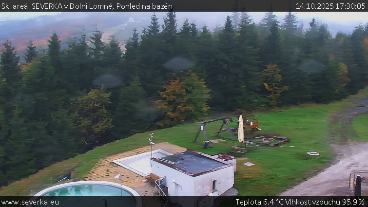 Ski areál SEVERKA v Dolní Lomné - Pohled na bazén - 14.10.2025 v 17:30 Ski areál SEVERKA v Dolní Lomné - Pohled na bazén - 14.10.2025 v 17:30