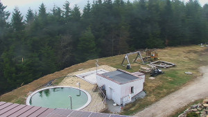 Ski areál SEVERKA v Dolní Lomné - Pohled na bazén - 15.4.2026 v 16:30 Ski areál SEVERKA v Dolní Lomné - Pohled na bazén - 15.4.2026 v 16:30