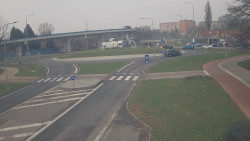 Křižovatka ulic Velká Dlážka a Polní